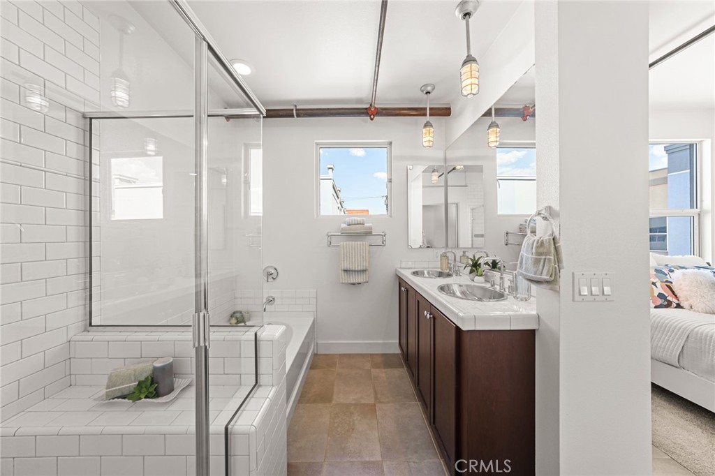 Primary Bathroom - 918 E Civic Center, Santa Ana CA 92701 - photo 34