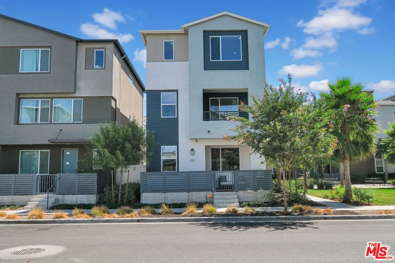922 E 3rd Street, Santa Ana, CA 92701