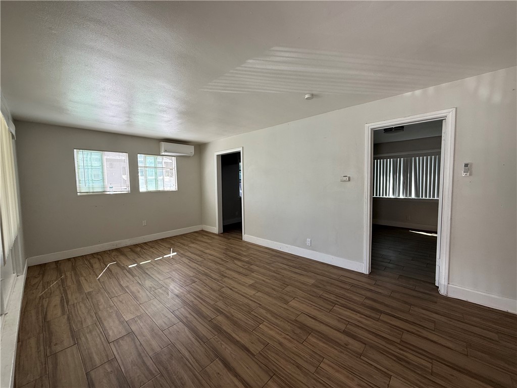 924 W Chestnut 1/2, Santa Ana CA 92703 - photo 1