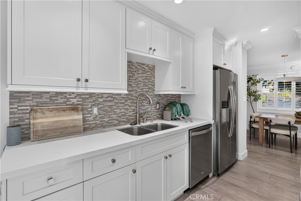 Beautiful neutral color tile backsplash for easy maintenance. - 12200 Montecito Road B112, Seal Beach CA 90740 - photo 9