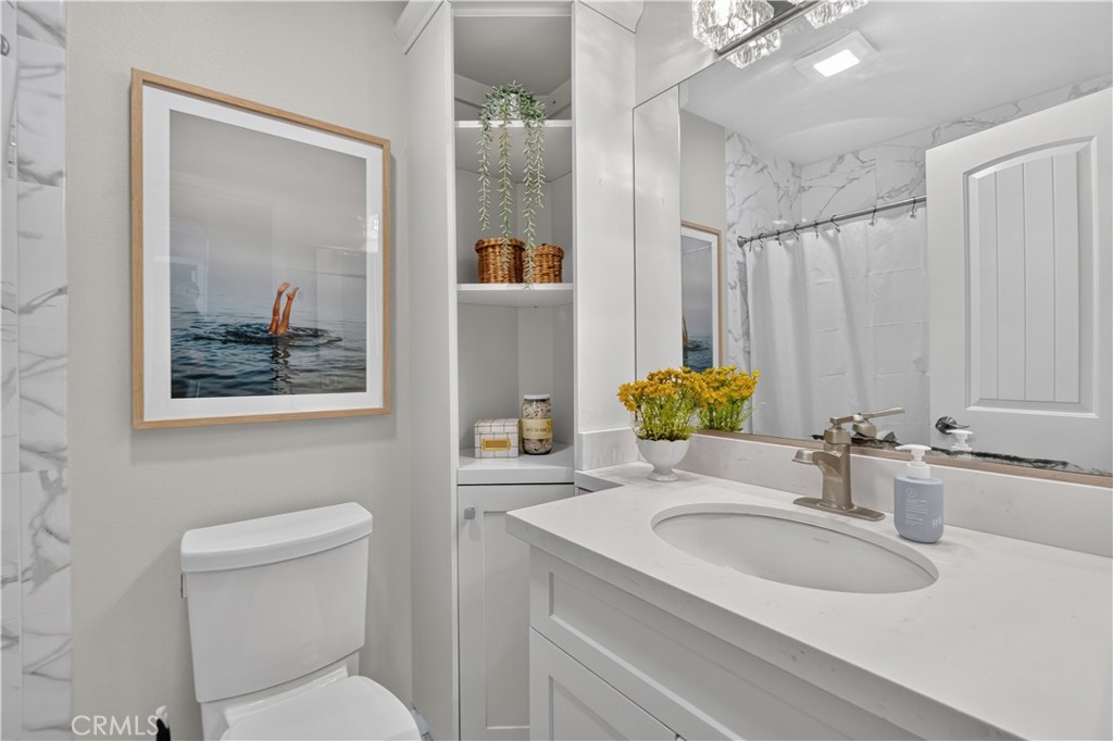 Hall bathroom with shower/tub. - 12200 Montecito Road B112, Seal Beach CA 90740 - photo 11