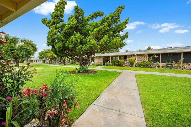 1341 Weeburn 75K, Seal Beach