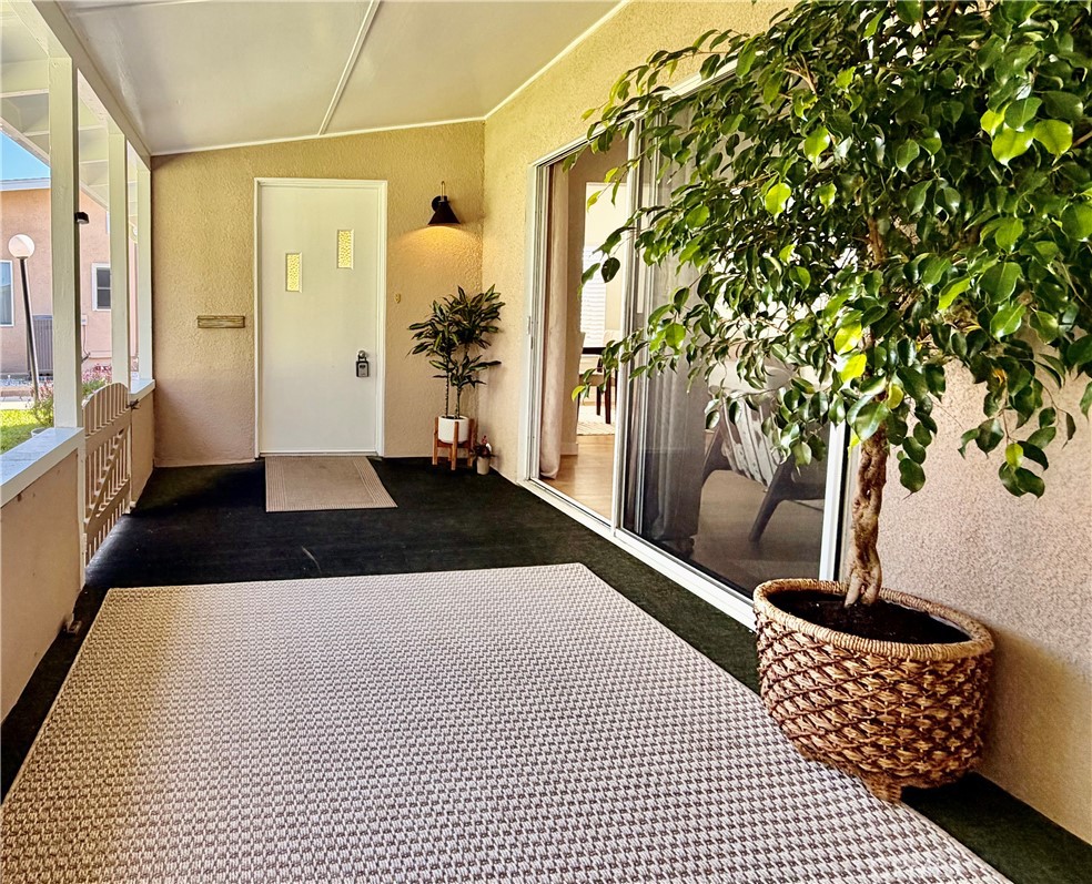 Bright and inviting entry foyer with abundant natural light and spacious walkways. - 13560 Medinac Lane 102 L, Seal Beach CA 90740 - photo 3