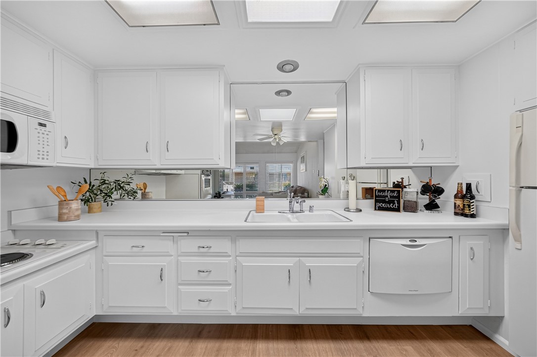 1441 Golden Rain Road M4 88H, Seal Beach CA 90740 - photo 10