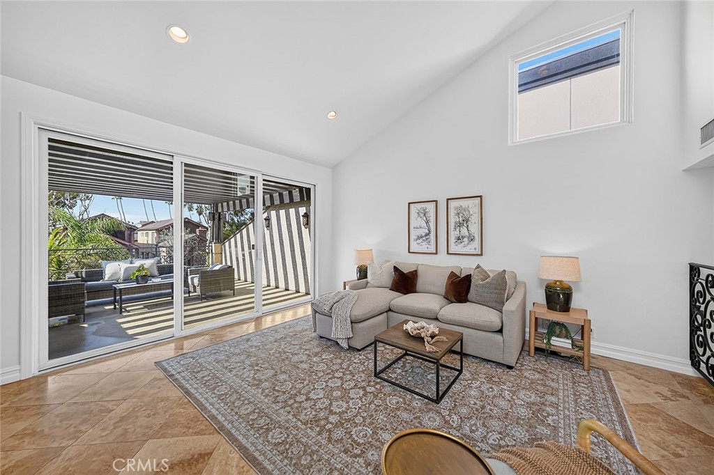 High ceilings with windows invite lots of natural light. - 154 12th, Seal Beach CA 90740 - photo 4