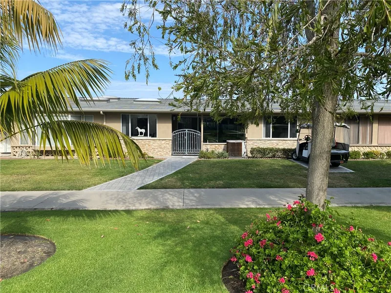 1701 Tam Oshanter Rd M12-11D, Seal Beach