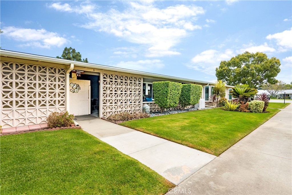 Curb appeal. - 1800 Sunningdale 18B, Seal Beach CA 90740 - photo 1