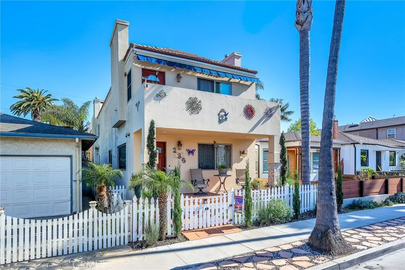 236 8th St, Seal Beach, CA 90740