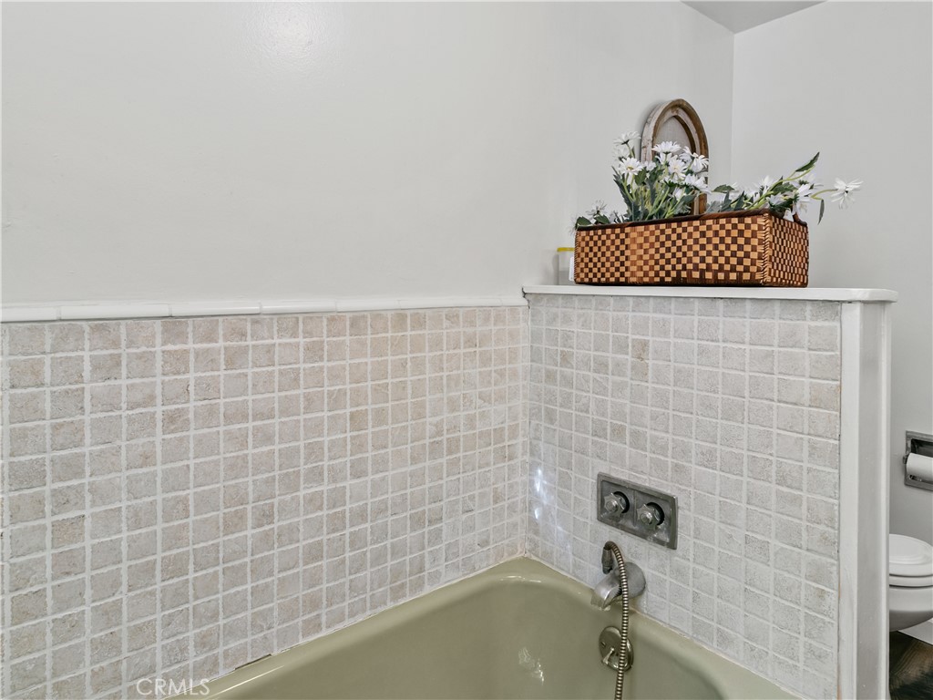 Tub in 2nd private bathroom - 29501 Silverado Canyon Road, Silverado Canyon CA 92676 - photo 33