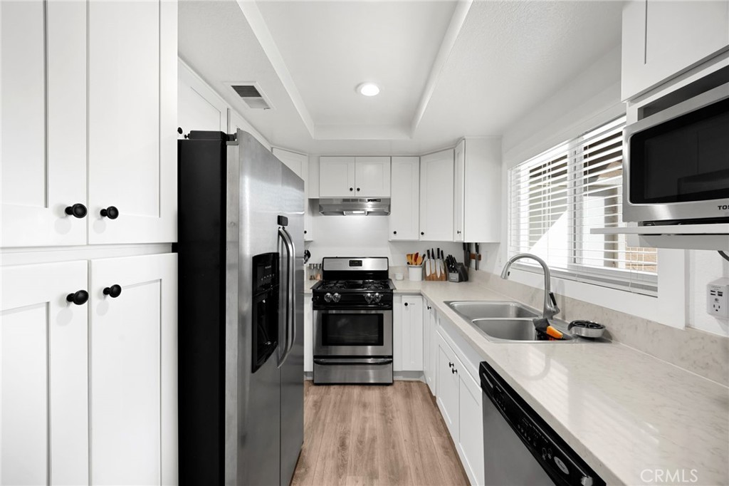 Kitchen - 10411 E Briar Oaks, Stanton CA 90680 - photo 9