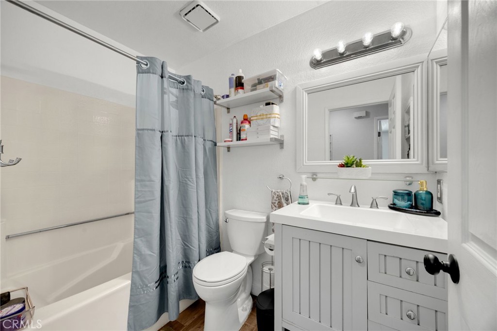 2nd bathroom - 10411 E Briar Oaks, Stanton CA 90680 - photo 19