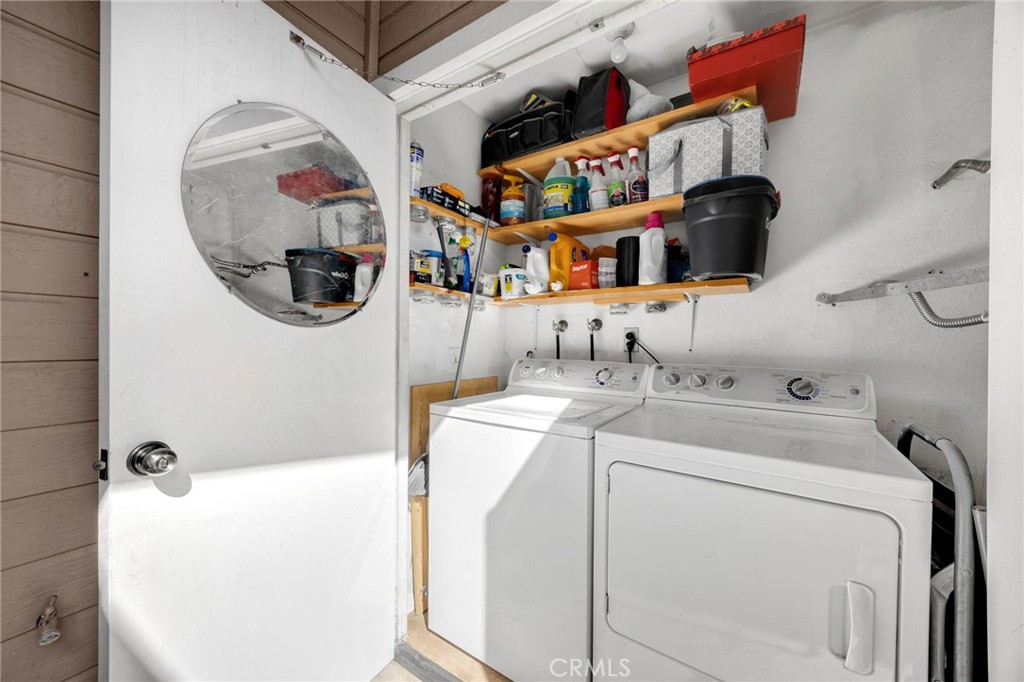 Enclosed separate laundry area - 10411 E Briar Oaks, Stanton CA 90680 - photo 20