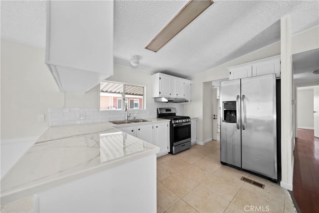 Kitchen - 10800 Dale 127, Stanton CA 90680 - photo 4