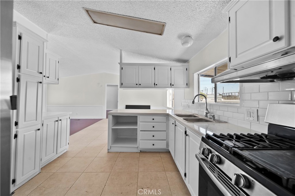 Kitchen - 10800 Dale 127, Stanton CA 90680 - photo 6