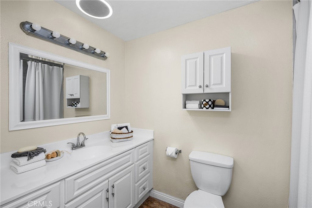 Full secondary bathroom with large tub and custome tile - 1192 Mitchell Avenue 42, Tustin CA 92780 - photo 27