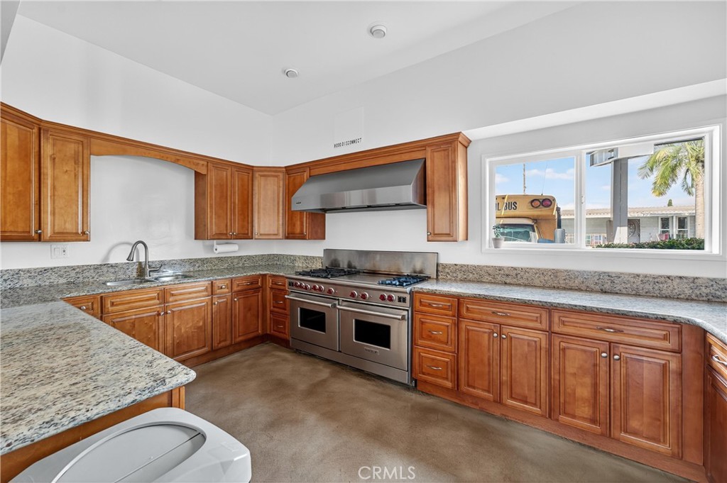 Community Hall kitchen - 123 Madrid, Tustin CA 92780 - photo 36
