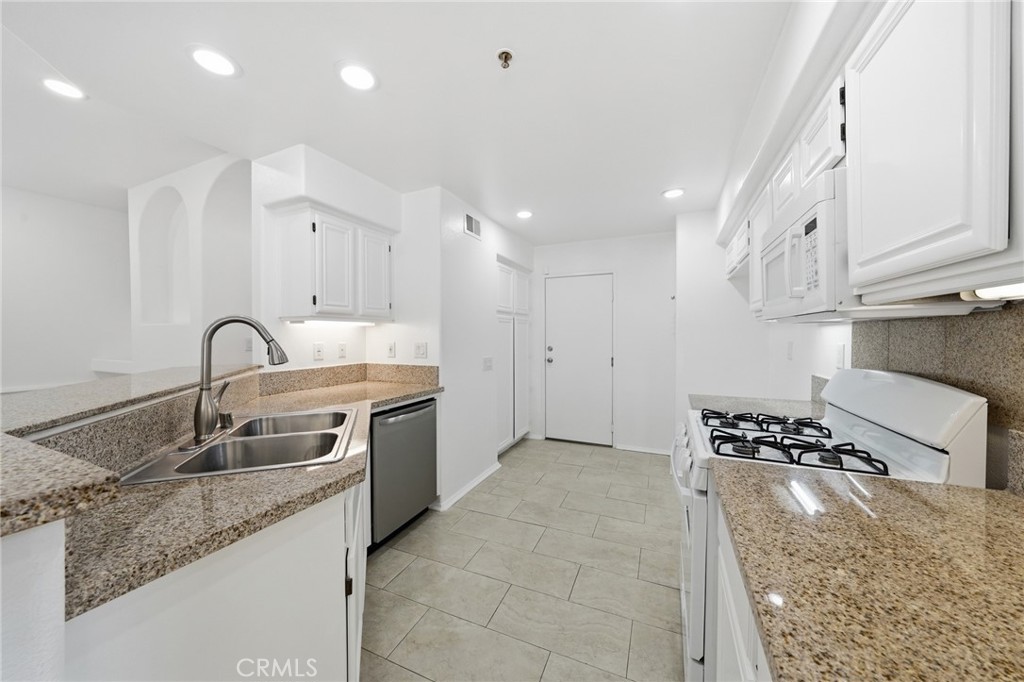 12921 Ternberry Court, Tustin CA 92782 - photo 10