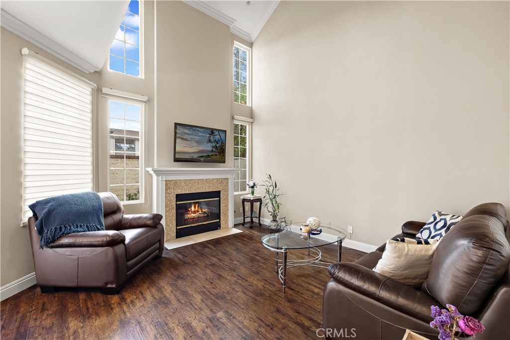 Living room with vaulted ceilings - 13462 Savanna, Tustin CA 92782 - photo 6
