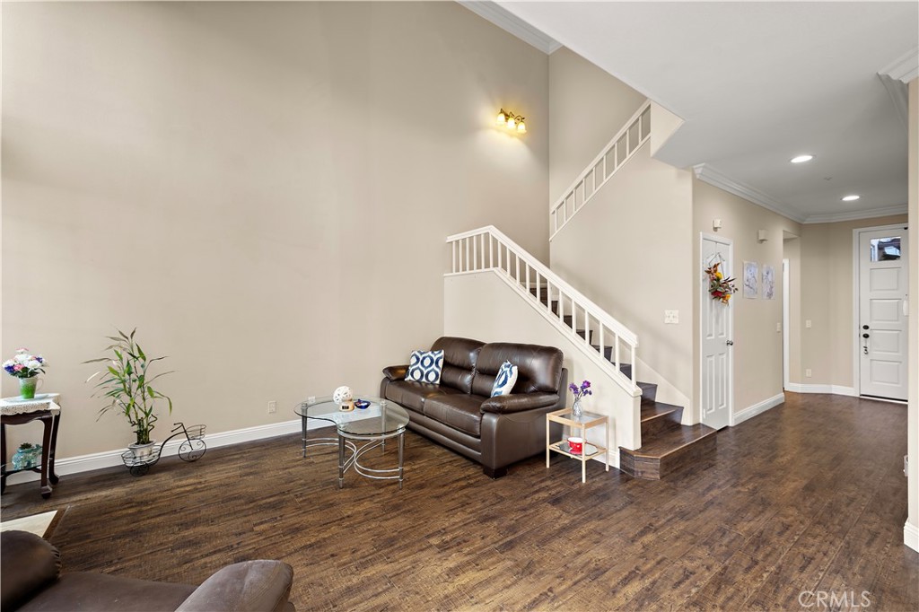 Living room with vaulted ceilings - 13462 Savanna, Tustin CA 92782 - photo 7
