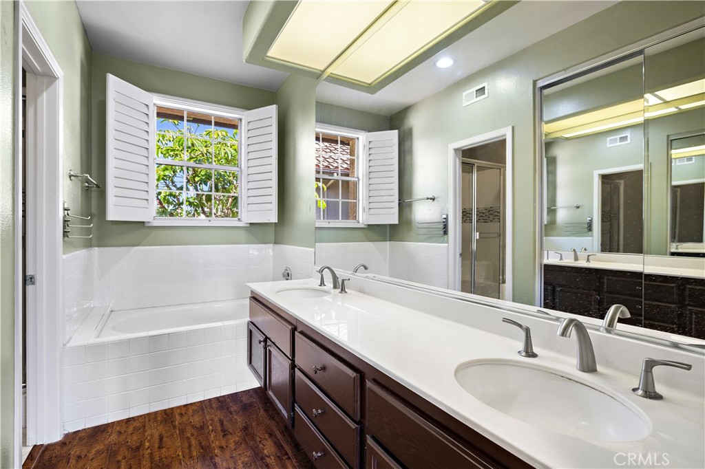 Primary Bathroom with two sinks and soaking tub. - 13462 Savanna, Tustin CA 92782 - photo 19