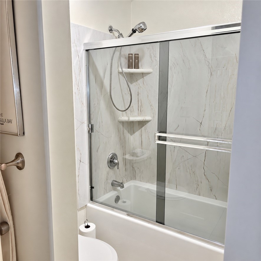 Secondary Bath tub/shower - 13722 Red Hill Avenue 35, Tustin CA 92780 - photo 19