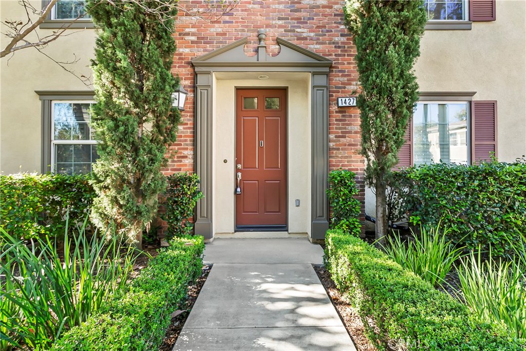 Welcome to the charming neighborhood setting in Columbus Square, Tustin! - 1427 Montgomery, Tustin CA 92782 - photo 1