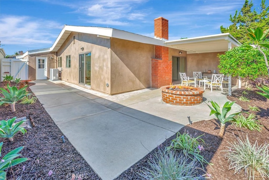 Generous back and side yards and fresh landscaping - sunny and bright! - 14412 GRASSMERE, Tustin CA 92780 - photo 26