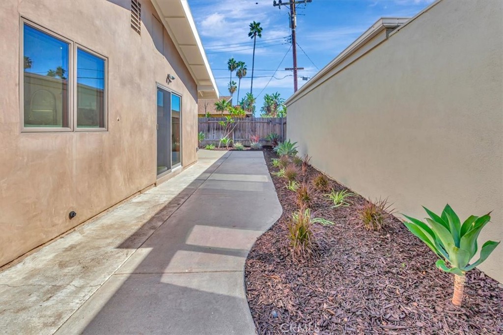 Side yard, zero lot line to neighbor - 14412 GRASSMERE, Tustin CA 92780 - photo 27