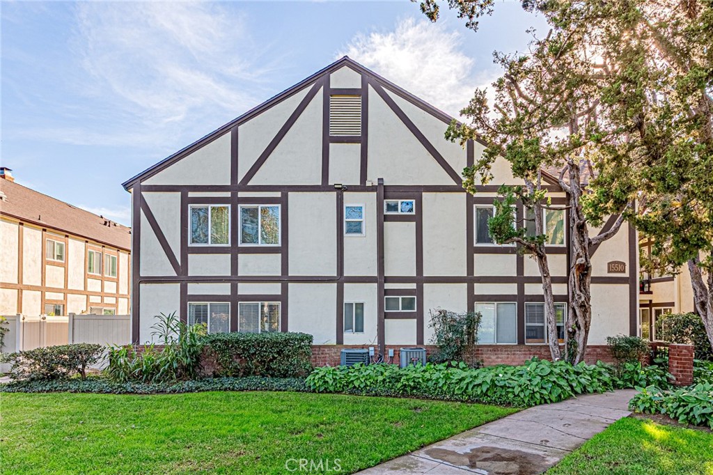 Exterior of complex - 15510 Williams F, Tustin CA 92780 - photo 1