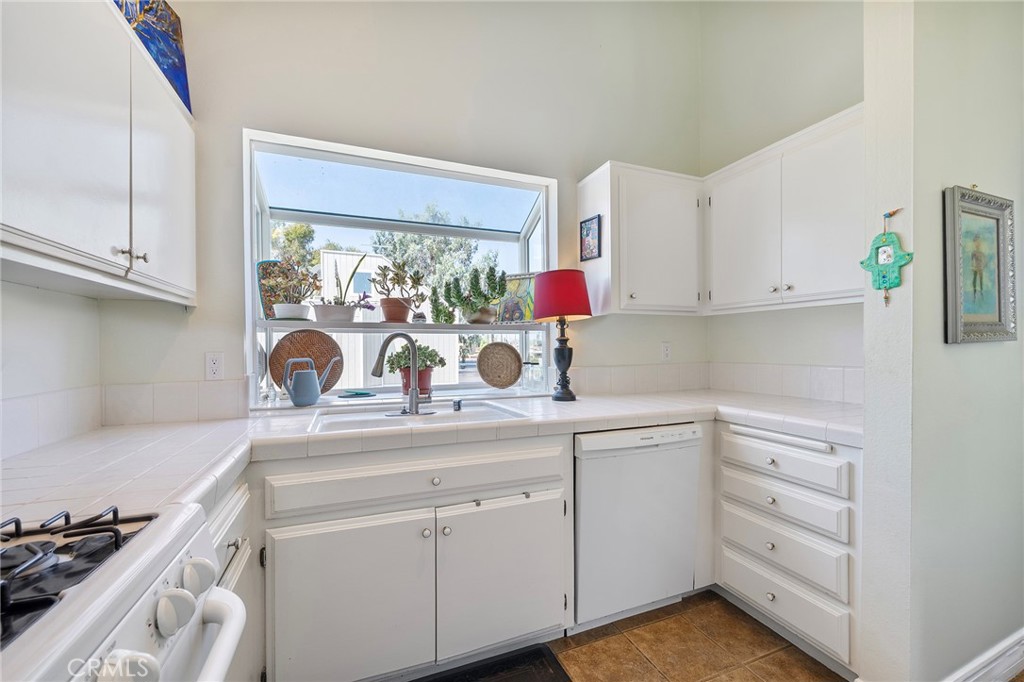Kitchen - 15732 S B A, Tustin CA 92780 - photo 22