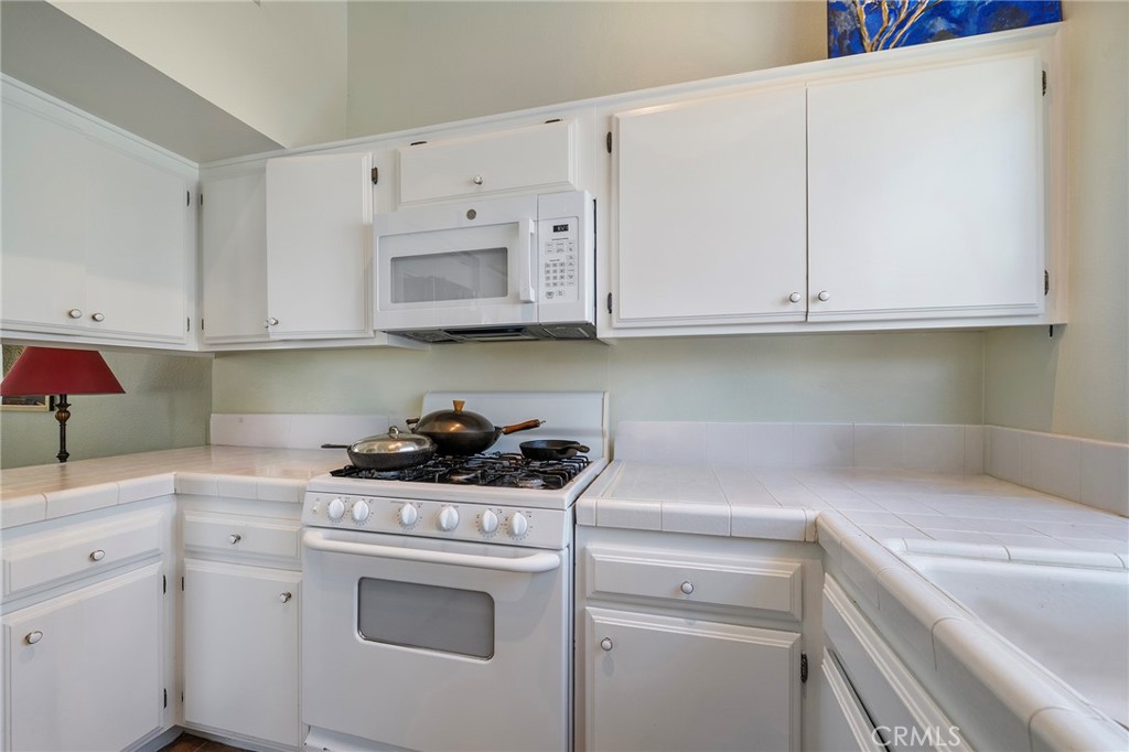 Kitchen - 15732 S B A, Tustin CA 92780 - photo 23