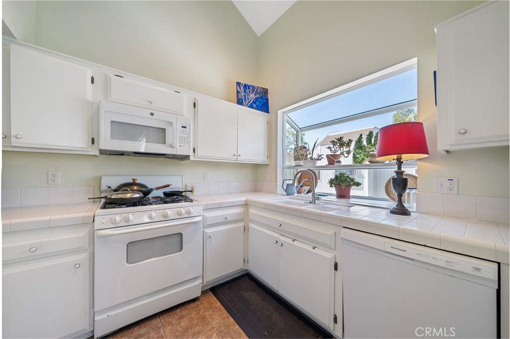 Kitchen - 15732 S B A, Tustin CA 92780 - photo 24