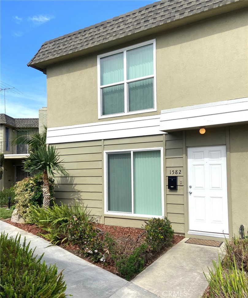 End-unit townhome - 1582 Mitchell, Tustin CA 92780 - photo 1