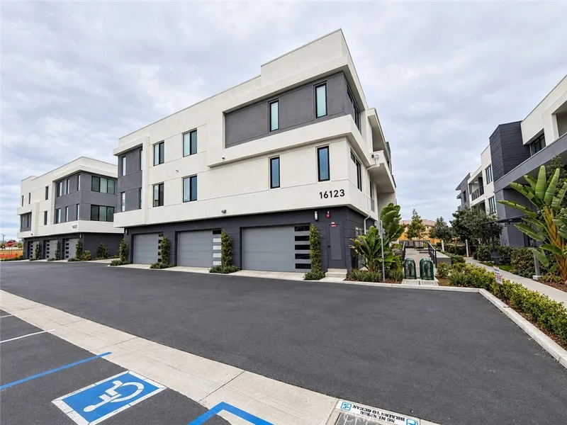 16123 Dawn, Tustin