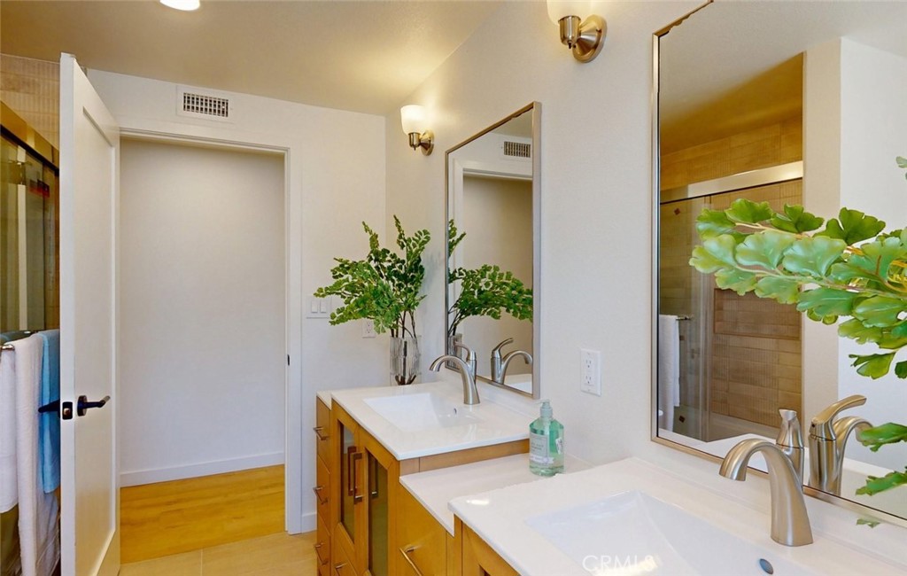 Full bath 1 - 17341 Roseleaf, Tustin CA 92780 - photo 26