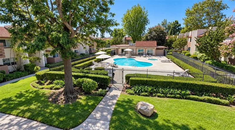 17574 Vandenberg 11, Tustin