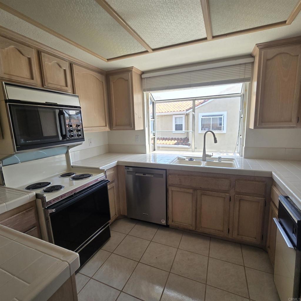 Kitchen - 2313 Paseo Circulo, Tustin CA 92782 - photo 19