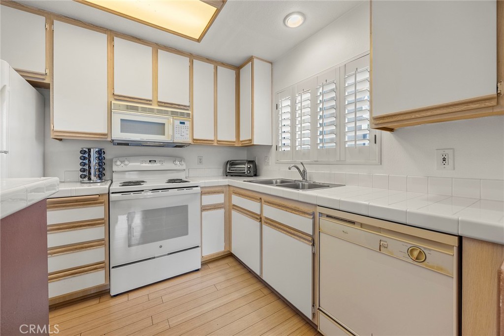 2960 Champion 408, Tustin CA 92782 - photo 8