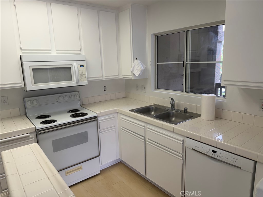 2960 Champion 2605, Tustin CA 92782 - photo 3