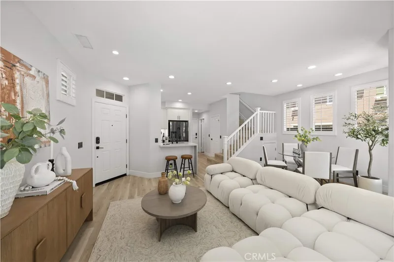 328 Flyers Ln, Tustin, CA 92782