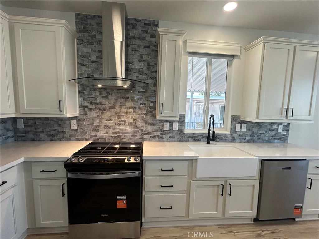 free standing range with plenty cabinet space - 40 Via Entrada, Tustin CA 92780 - photo 10