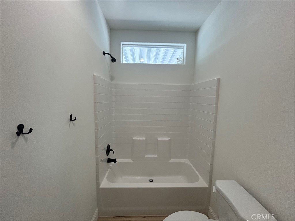 guest bathroom tub - 40 Via Entrada, Tustin CA 92780 - photo 16