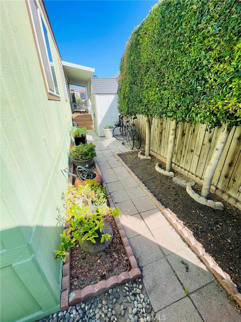 Side yard area - 77 Seville, Tustin CA 92780 - photo 5