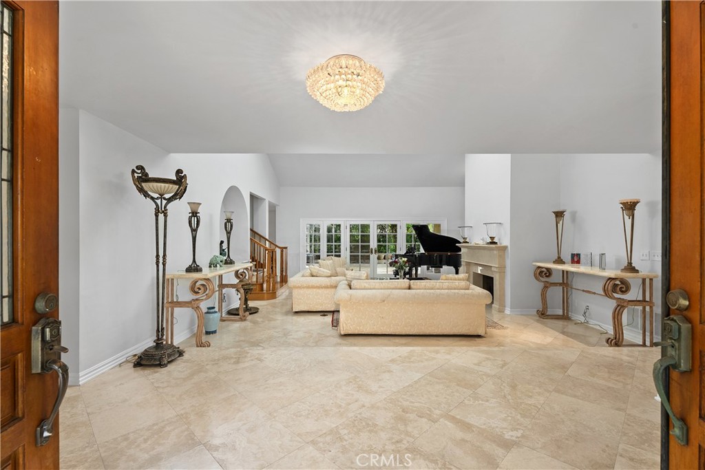 Luxurious large living room - 10371 Balliet Drive, Villa Park CA 92861 - photo 5
