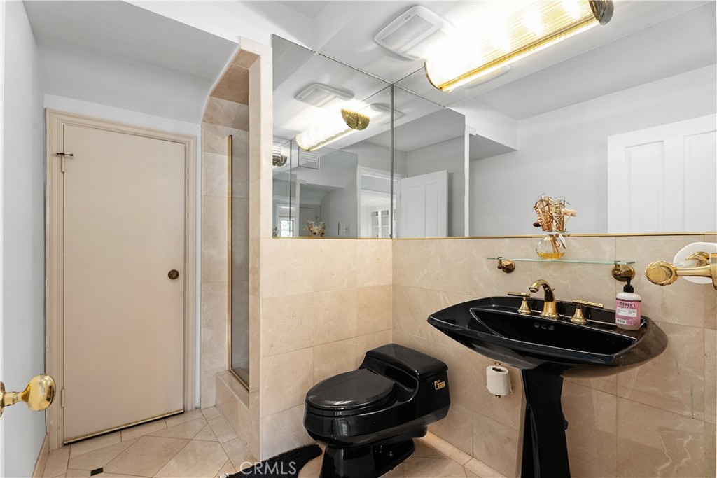 Guest bath - 10371 Balliet Drive, Villa Park CA 92861 - photo 16