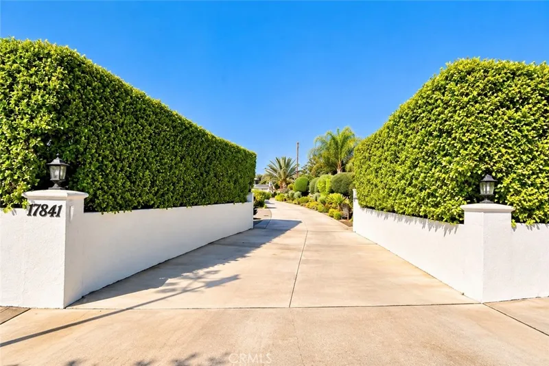 17841 Collins, Villa Park