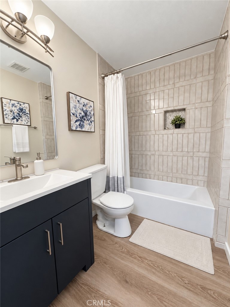 First floor full bathroom - 14155 Elystan Circle, Westminster CA 92683 - photo 15