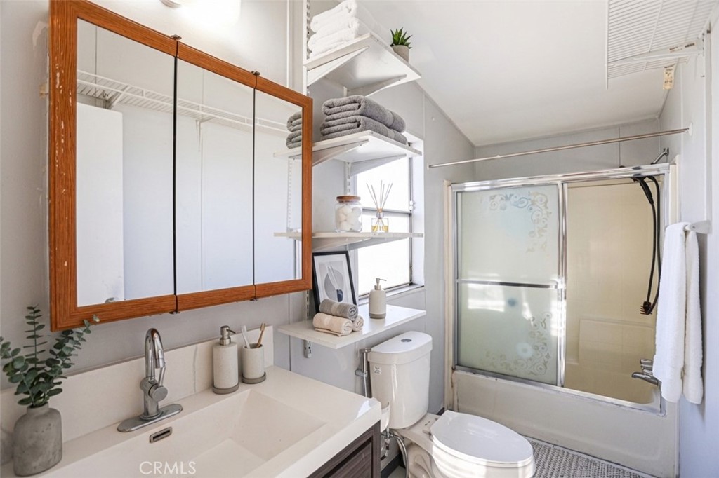 Master bathroom - 14272 Hoover Street 10, Westminster CA 92683 - photo 5
