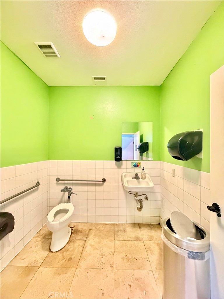15606 Brookhurst St E, Westminster CA 92683 - photo 17