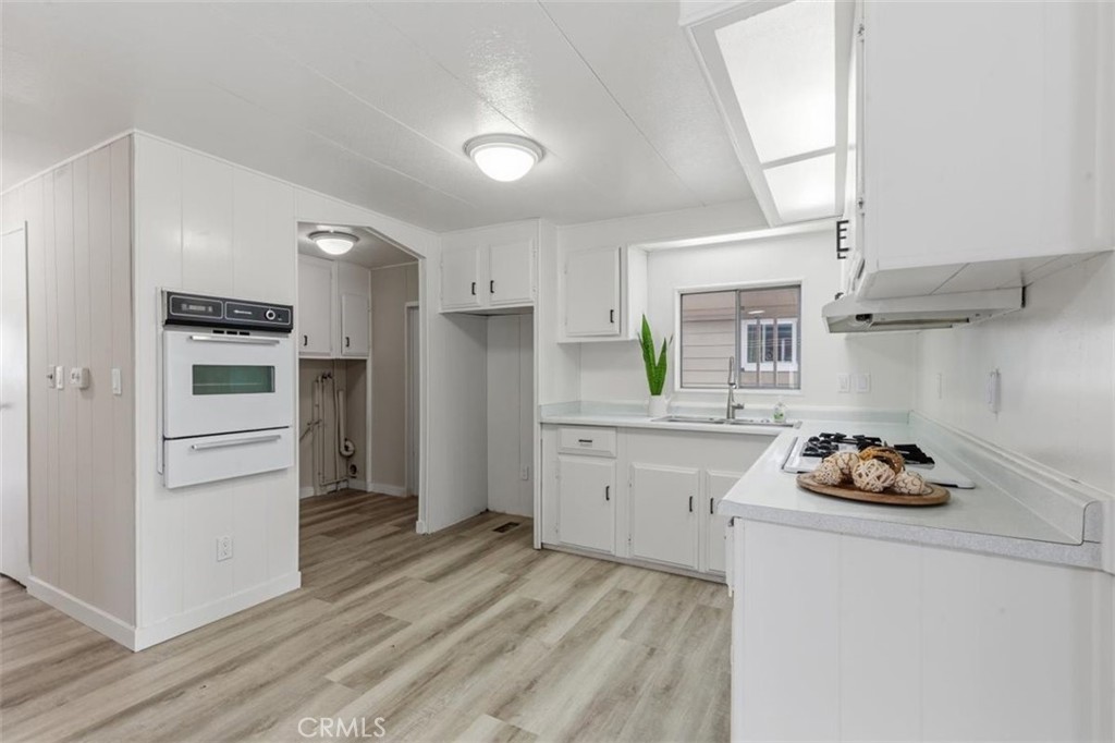 Kitchen area - 15621 Beach Blvd 103, Westminster CA 92683 - photo 5